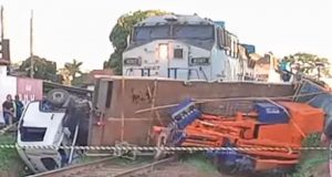 Ao atravessar a linha férrea caminhão é atingido pela locomotiva da Rumo