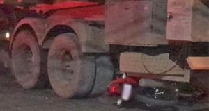 Casal morre após moto ser arrastada por caminhão em Araraquara