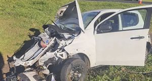 Carro bate na traseira de caminhão e depois capota na Rodovia Washington Luís