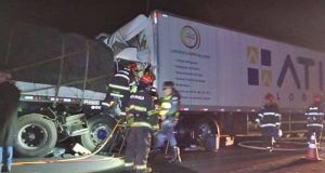 Caminhoneiro morre prensado entre as ferragens da cabine após acidente na Washington Luís