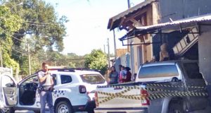 Após roubo e perseguição, bandidos enfiam caminhonete no interior de um bar