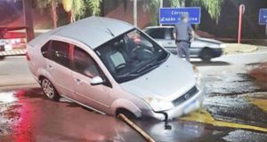Moto e carro caem no buraco após rompimento de tubulação de água no Arangá