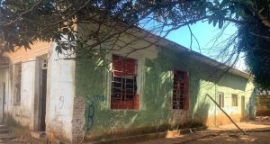 Casal é despejado de casarão abandonado na Vila Xavier. Imóvel da Prefeitura corria o risco de desabamento.