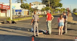No Jardim Imperador motociclista atropela idosa e na queda tem fratura exposta na perna