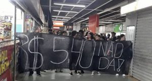 Universitários e usuários do transporte coletivo protestam contra o aumento da passagem