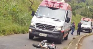 Motociclista morre ao bater na guia e depois em um caminhão