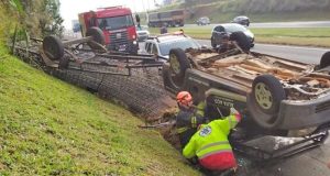 Picape com duas pessoas capota na Rodovia Washington Luís em São Carlos