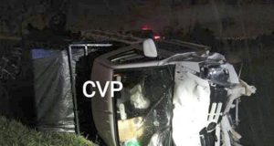 Caminhão Lifan de Araraquara bate na traseira de Gol e tomba na Washington Luís