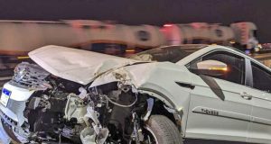 Casal fica ferido após carro colidir contra defensa metálica na Washington Luís