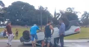 Caminhonete transportando bebidas capota na SP-255 e deixa motorista ferido