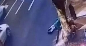 Mulher perde o equilíbrio e cai ao descer do ônibus no centro da cidade