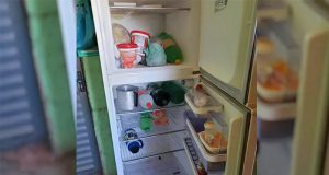 Bandidos invadem residência, imobilizam vítimas e levam até os alimentos da geladeira