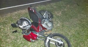 Motociclista sofre traumatismo craniano ao bater na traseira de caminhão