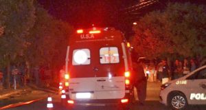 Bandido é baleado em troca de tiros com policiais militares na beira da rodovia