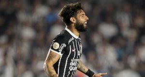 Corinthians vence clássico contra o Santos na Vila Belmiro