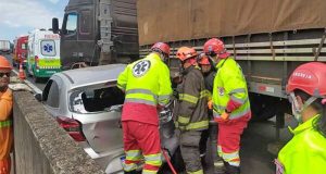 SP-310: carro é prensado na mureta da rodovia e motorista fica preso pelo cinto de segurança