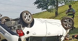 Motorista dá uma cochilada no volante e capota veículo na SP-255 em Araraquara