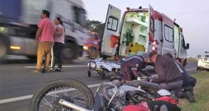 Motociclista bate na lateral de caminhão ao fazer ultrapassagem na rodovia