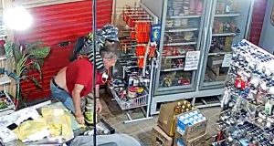 Criminosos invadem mercado e agridem violentamente o seu proprietário (vídeo)