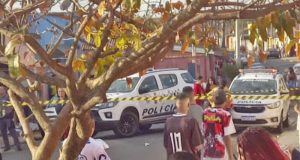 Homem é abordado por motociclista, leva três tiros e morre no meio da rua