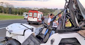 Na Rodovia Washington Luís caminhão bate na traseira e faz Jeep capotar