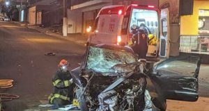 Em alta velocidade na madrugada homem roda na avenida e bate em poste