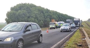 Acidente atrapalha tráfego de veículos nesta manhã de quarta na Washington Luís em Araraquara