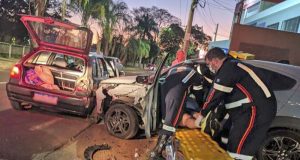 Dirigindo, médico passa mal e entra com seu carro na traseira de outro veículo