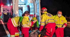 A caminho de Araraquara, pai e filho em moto, batem na traseira de um carro na Washington Luís