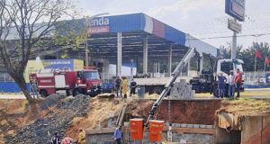 Operário é levado em estado grave ao hospital após queda de aduela sobre seu corpo