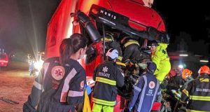 Homem morre após bater com “baú” na traseira de outro caminhão na Washington Luís