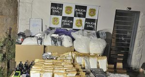 Ação policial em condomínio residencial em Araraquara apreende de sacos e caixas de cocaína e maconha