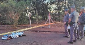 Corpo é desovado na rua com tiro na cabeça, olhos perfurados por faca e a boca cheia de terra