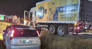 Colisão entre caminhão e carro deixa trânsito lento na Rodovia Washington Luís