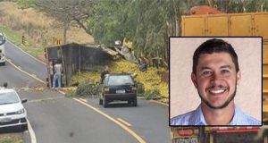Caminhão carregado de laranja tomba na rodovia em Itápolis e mata motorista