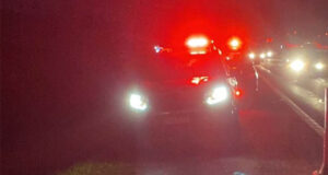 Acidente entre carro e bicicleta deixa o ciclista gravemente ferido na rodovia