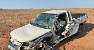 Motorista fica ferido ao colidir sua Saveiro em um caminhão bitrem na Rodovia