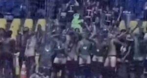 Universidade expulsa alunos que ficaram nus em jogo de vôlei feminino