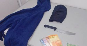 Armado com uma “peixeira” criminoso assalta farmácia no centro de Araraquara (veja vídeo)