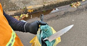 Coletor leva susto ao encontrar faca em saco de lixo num dos bairros de Araraquara