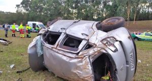 Bandidos roubam carro e na fuga capotam na saída para a Rodovia Washington Luís