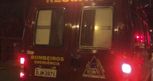 Casal com moto é atropelado por carro que foge. Mulher teve braço fraturado.