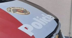 Confusão na porta de escola no Adalberto Roxo tem homem algemado e levado para o Plantão Policial