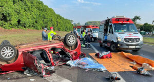 Homem perde controle de veículo, carro capota e deixa duas vítimas fatais entre Araraquara e Matão