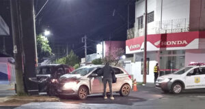 Com o amarelo intermitente, carros batem no semafóro neste sábado de madrugada