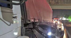 Caminhão deixa carro prensado na mureta da Rodovia São Carlos-Ribeirão Preto