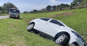 Carro cai em uma valeta da Washington Luís após ser atingido por caminhão