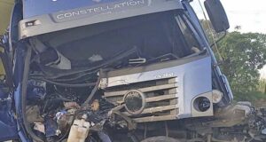 Cabine de caminhão fica destruída após acidente na Rodovia Washington Luís