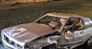 Motorista perde o controle da direção, bate em mureta e capota veículo na Washington Luís