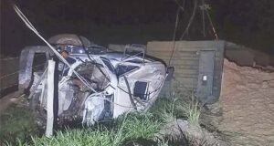 Carreta carregada colide com poste e tomba em rodovia da nossa região